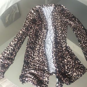 Lightweight leopard top